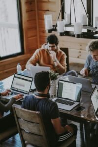 Equipo colaborando en la automatización de procesos con inteligencia artificial