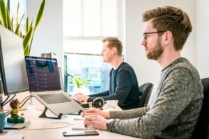 Equipo profesional colaborando en un proyecto de inteligencia artificial